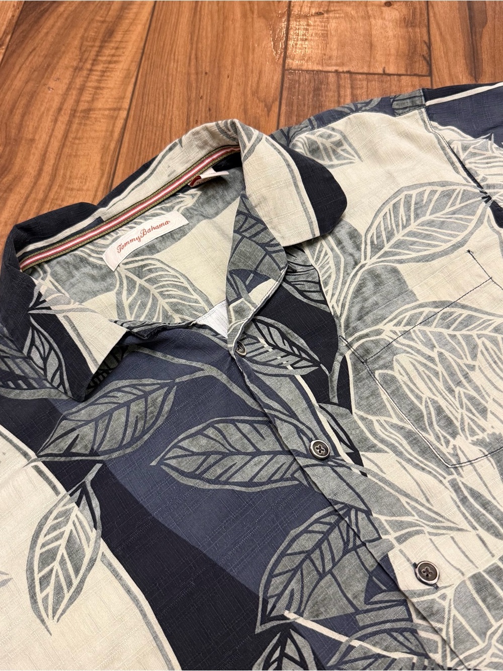 Tommy Bahama Shirt 100% Silk Camp Collar Short Sleeve Button Hawaiian Mens L
